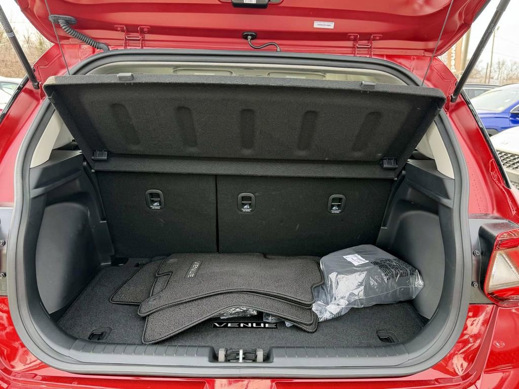 Certified 2025 Hyundai Venue SE image 6