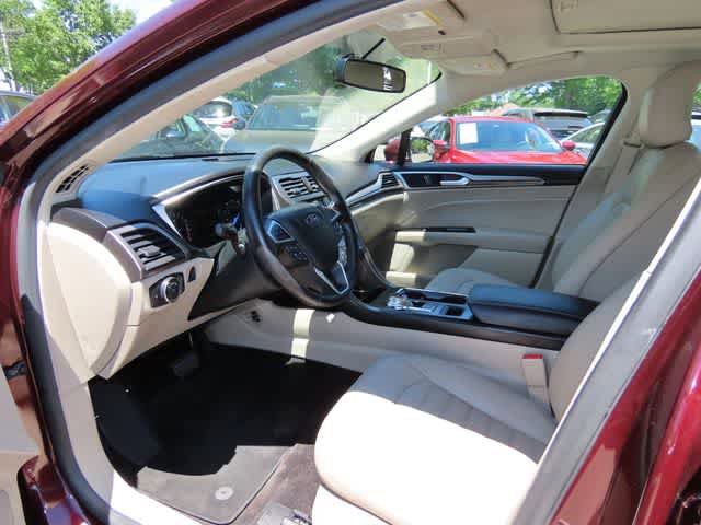 Used 2017 Ford Fusion SE FWD image 2