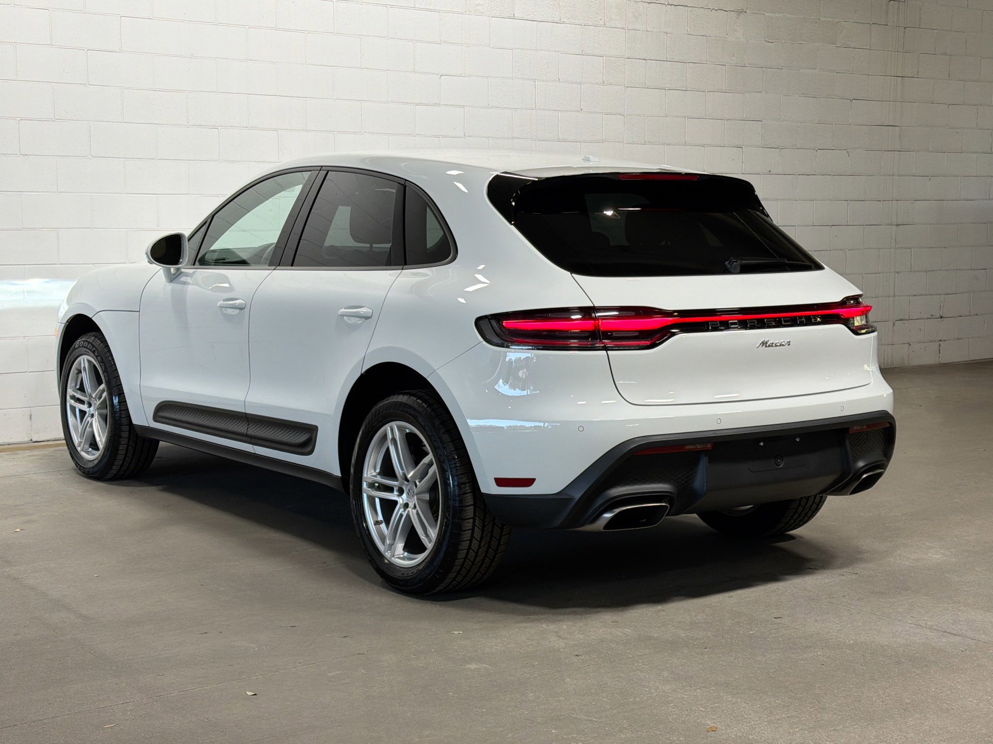 Certified 2025 Porsche Macan image 3