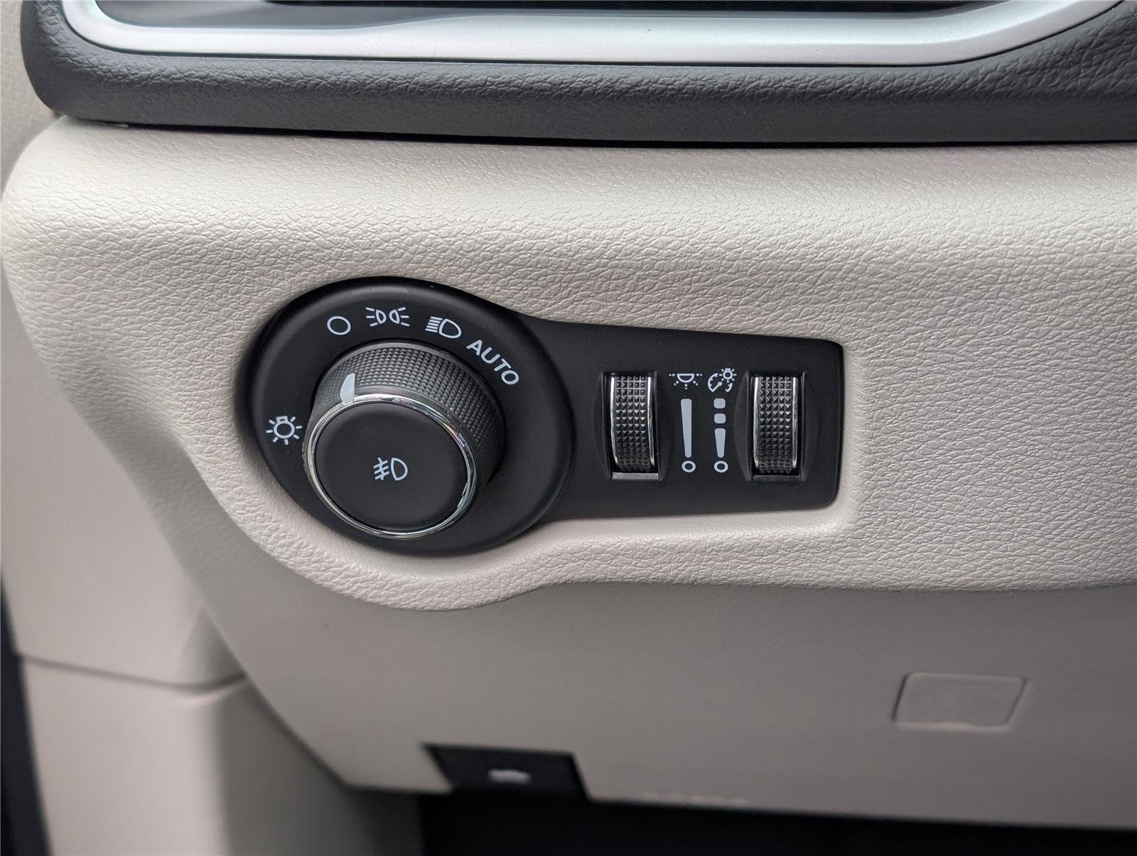 Used 2024 Chrysler Pacifica Touring-L image 21