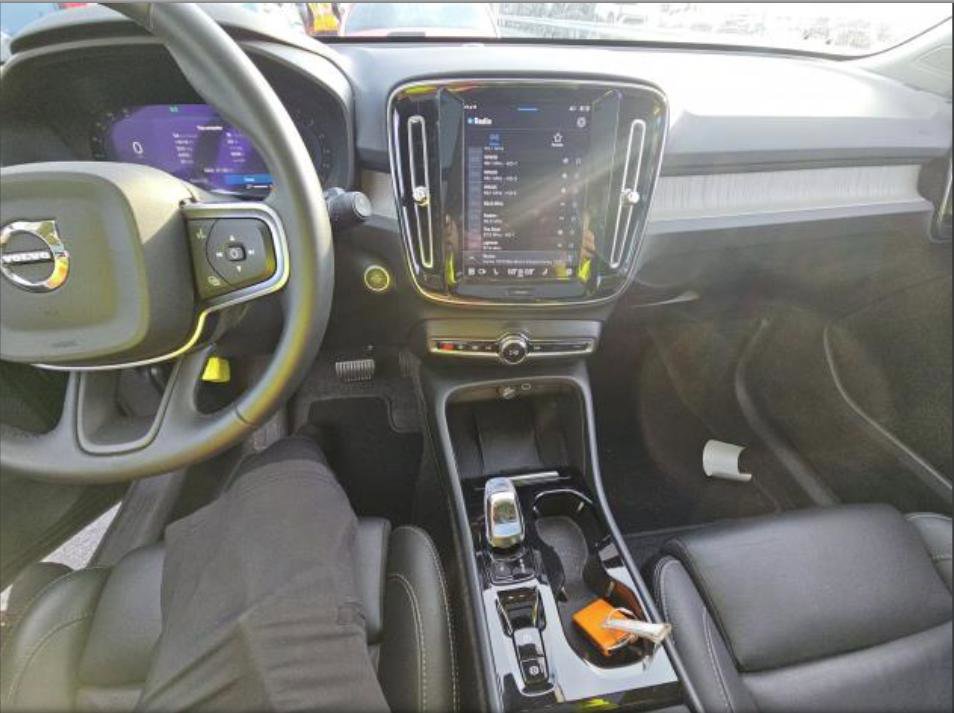 Used 2025 Volvo XC40 B5 Plus image 17