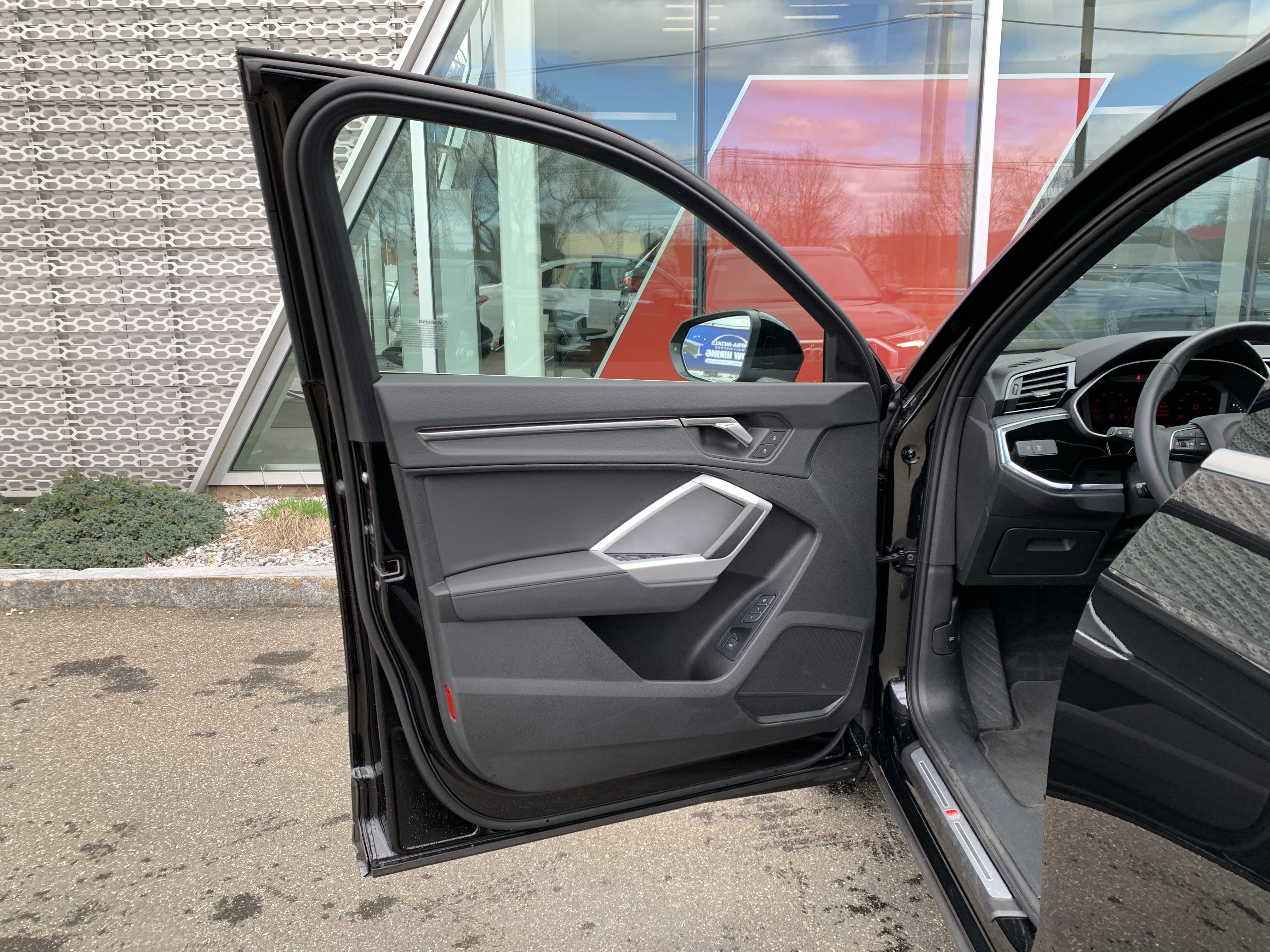 Used 2025 Audi Q3 2.0T Premium w/ Convenience Package image 8