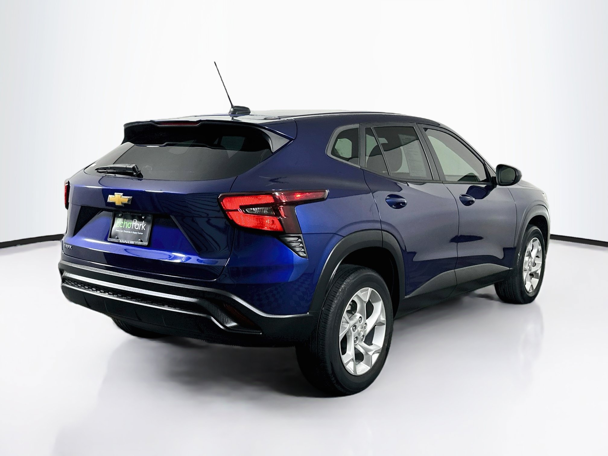 Used 2024 Chevrolet Trax LS w/ LS Convenience Package FWD image 9