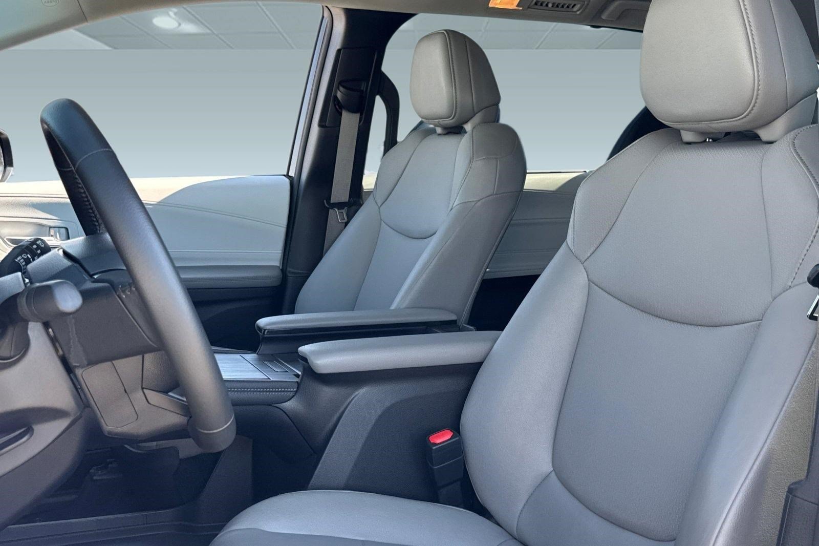 Used 2025 Toyota Sienna XLE FWD image 5
