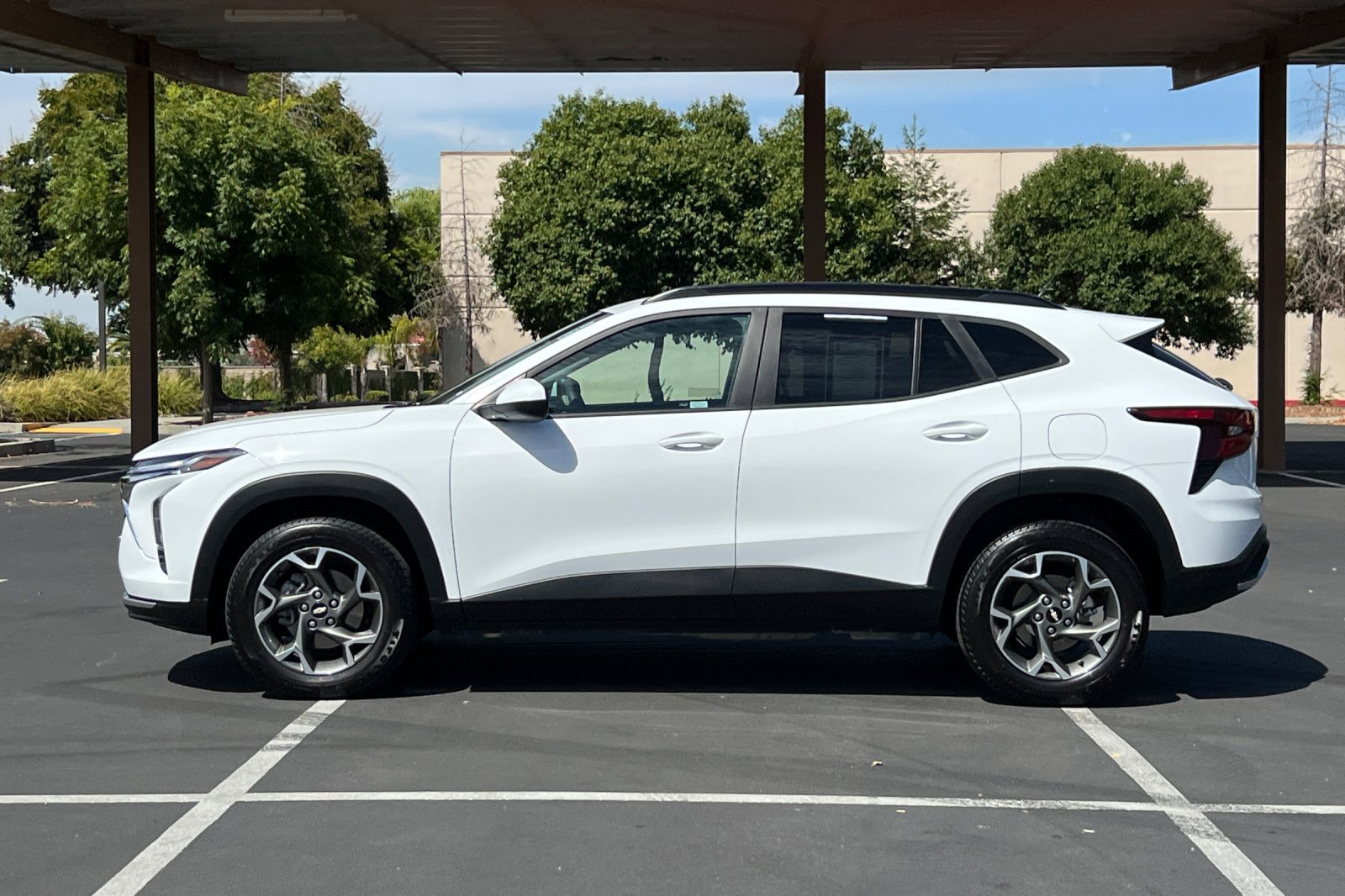 Used 2025 Chevrolet Trax LT FWD image 14