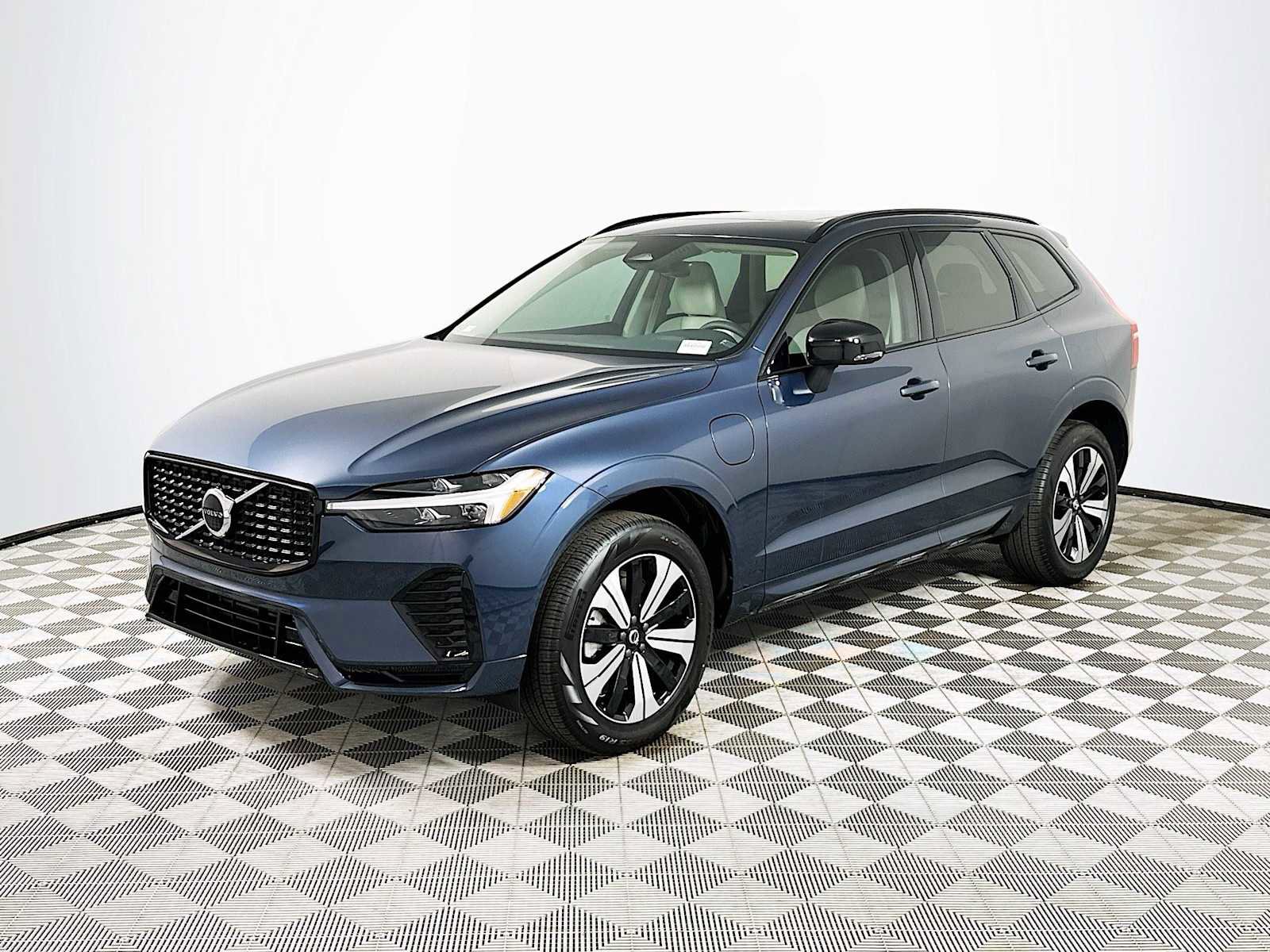 Used 2025 Volvo XC60 T8 Core image 3