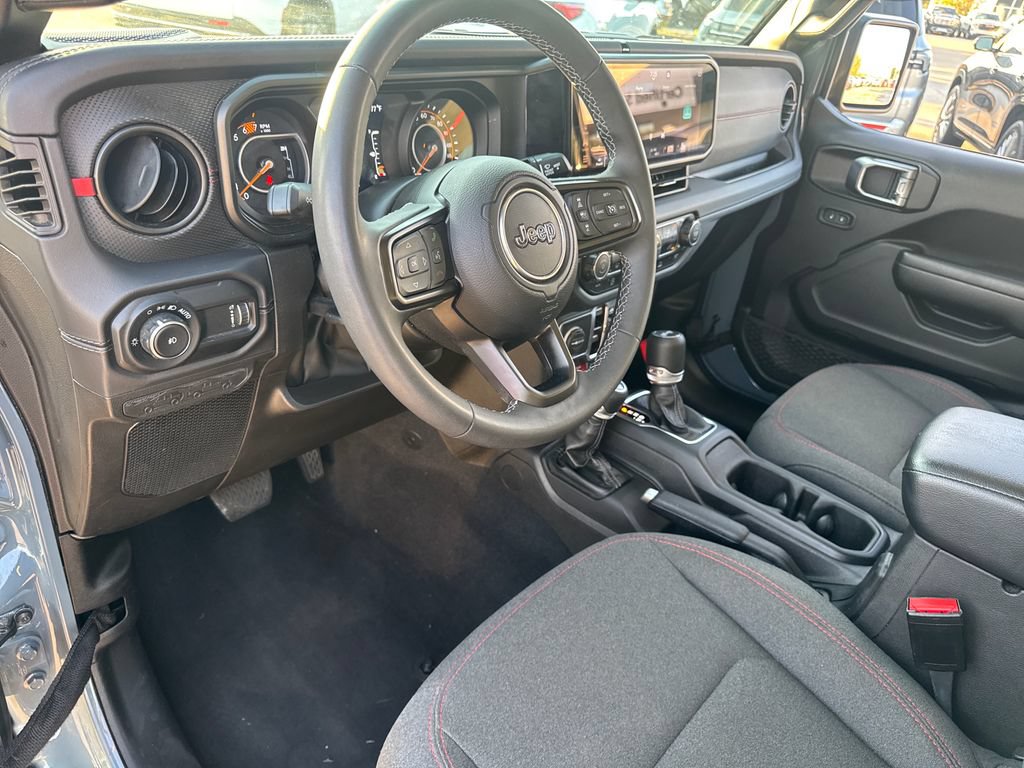 Used 2025 Jeep Wrangler Unlimited Rubicon AWD/4WD image 16