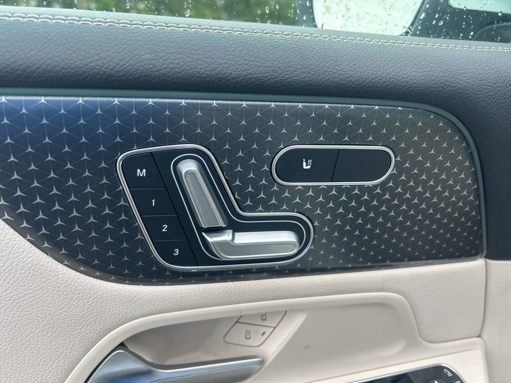 Used 2025 Mercedes-Benz GLB 250 4MATIC image 36