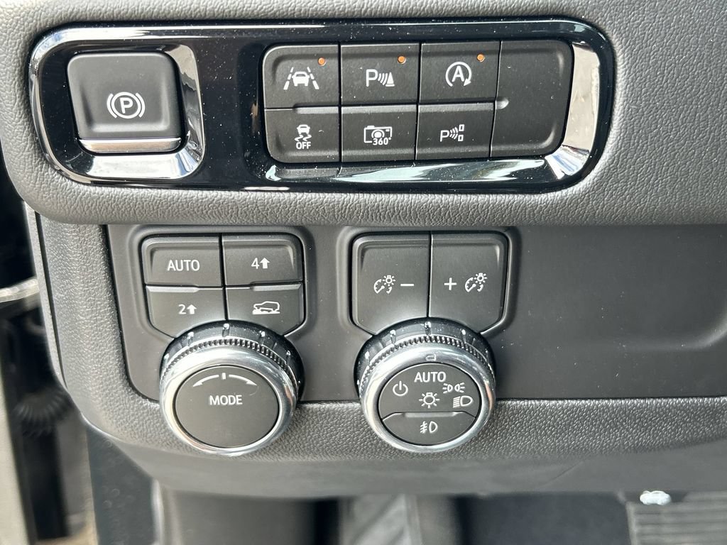 New 2026 GMC Yukon Denali w/ Sun & Power Step Package AWD/4WD image 18
