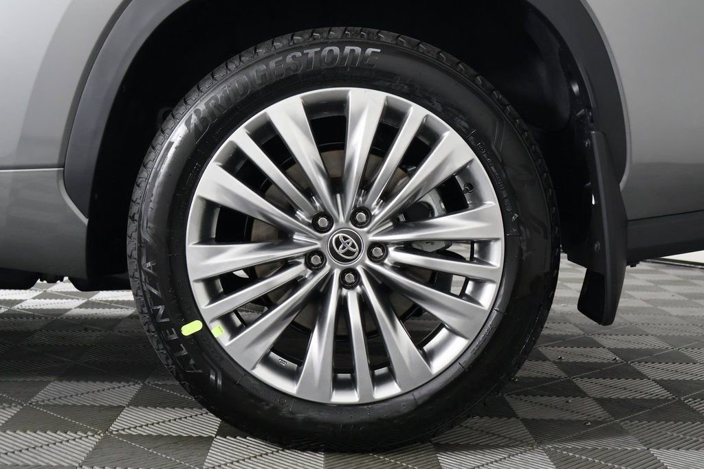 New 2026 Toyota Highlander Platinum image 11