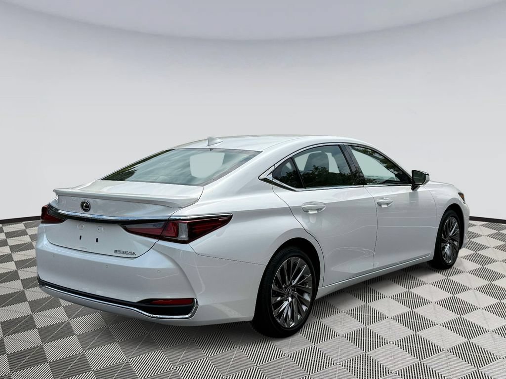Used 2025 Lexus ES 300h Ultra Luxury w/ Accessory Package (Z2) FWD image 2