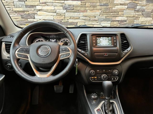 Used 2017 Jeep Cherokee Latitude w/ Cold Weather Group AWD/4WD image 17