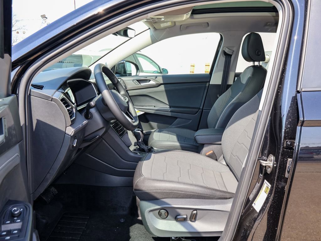 New 2026 Volkswagen Taos SE image 10