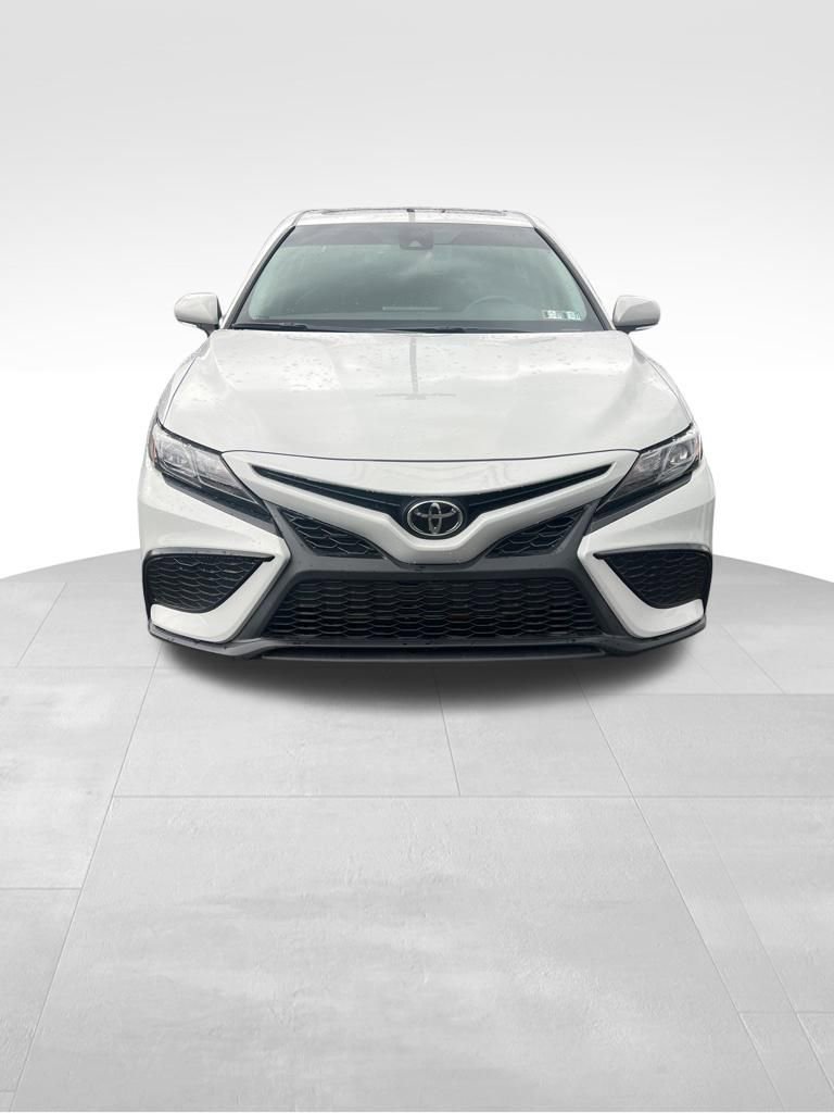 Used 2022 Toyota Camry SE w/ Cold Weather Package image 2