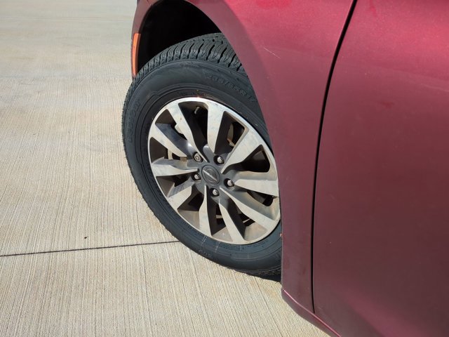Used 2021 Chrysler Pacifica Touring-L w/ Premium & Safety Sphere Group image 7