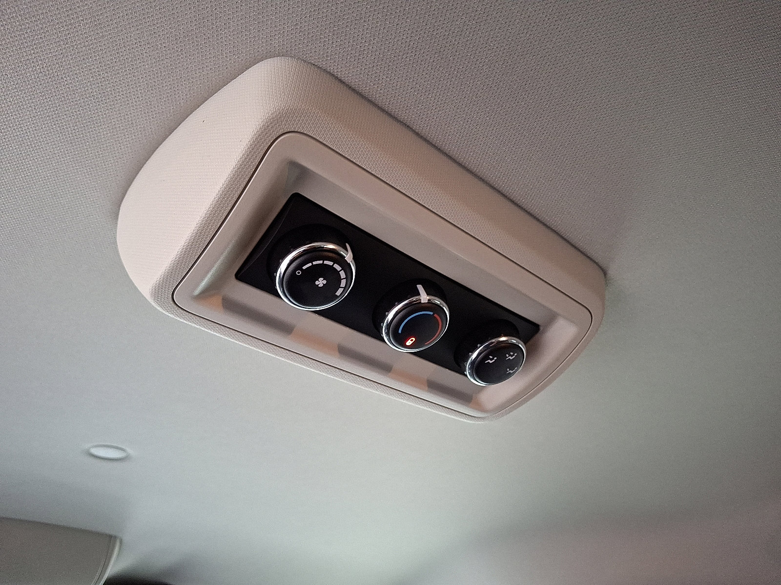 Used 2018 Dodge Grand Caravan SE w/ UConnect Hands-Free Group image 13