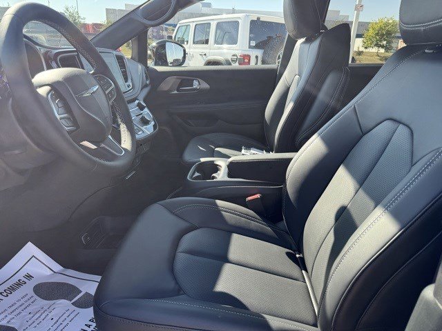 New 2026 Chrysler Pacifica Select image 9