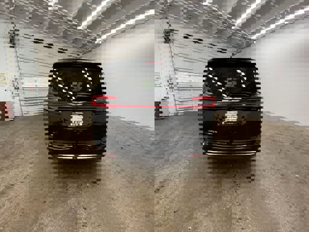 Used 2024 Chrysler Pacifica Touring-L image 5