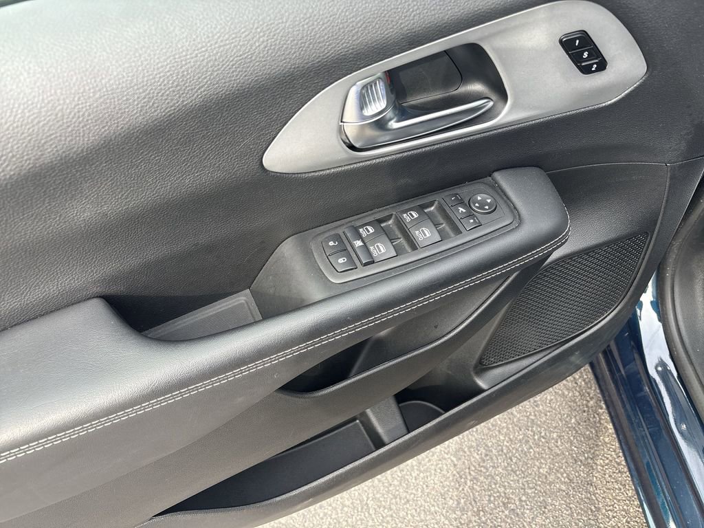 Used 2025 Chrysler Pacifica Limited image 15