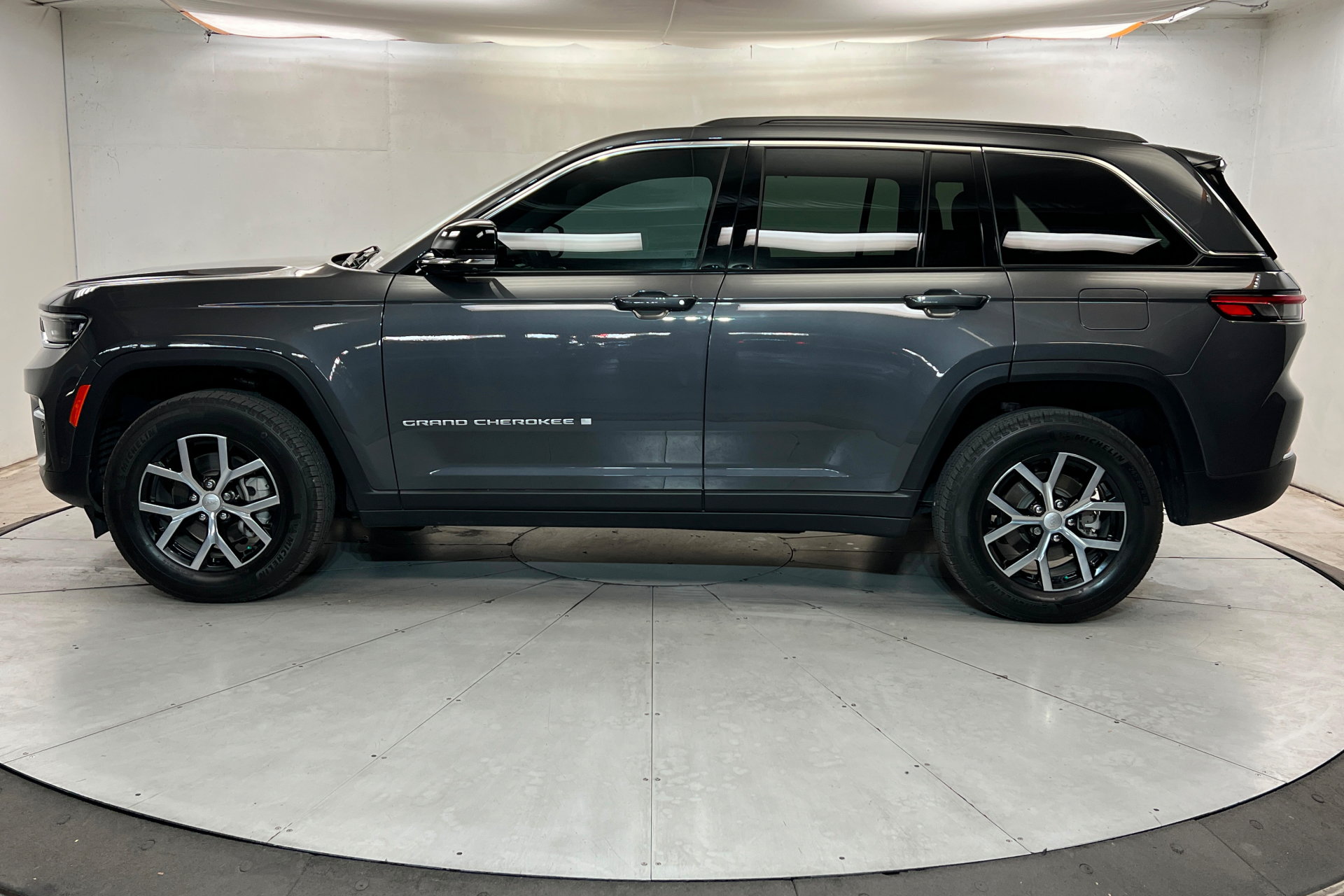 Used 2025 Jeep Grand Cherokee Limited w/ Luxury Tech Group II AWD/4WD image 2