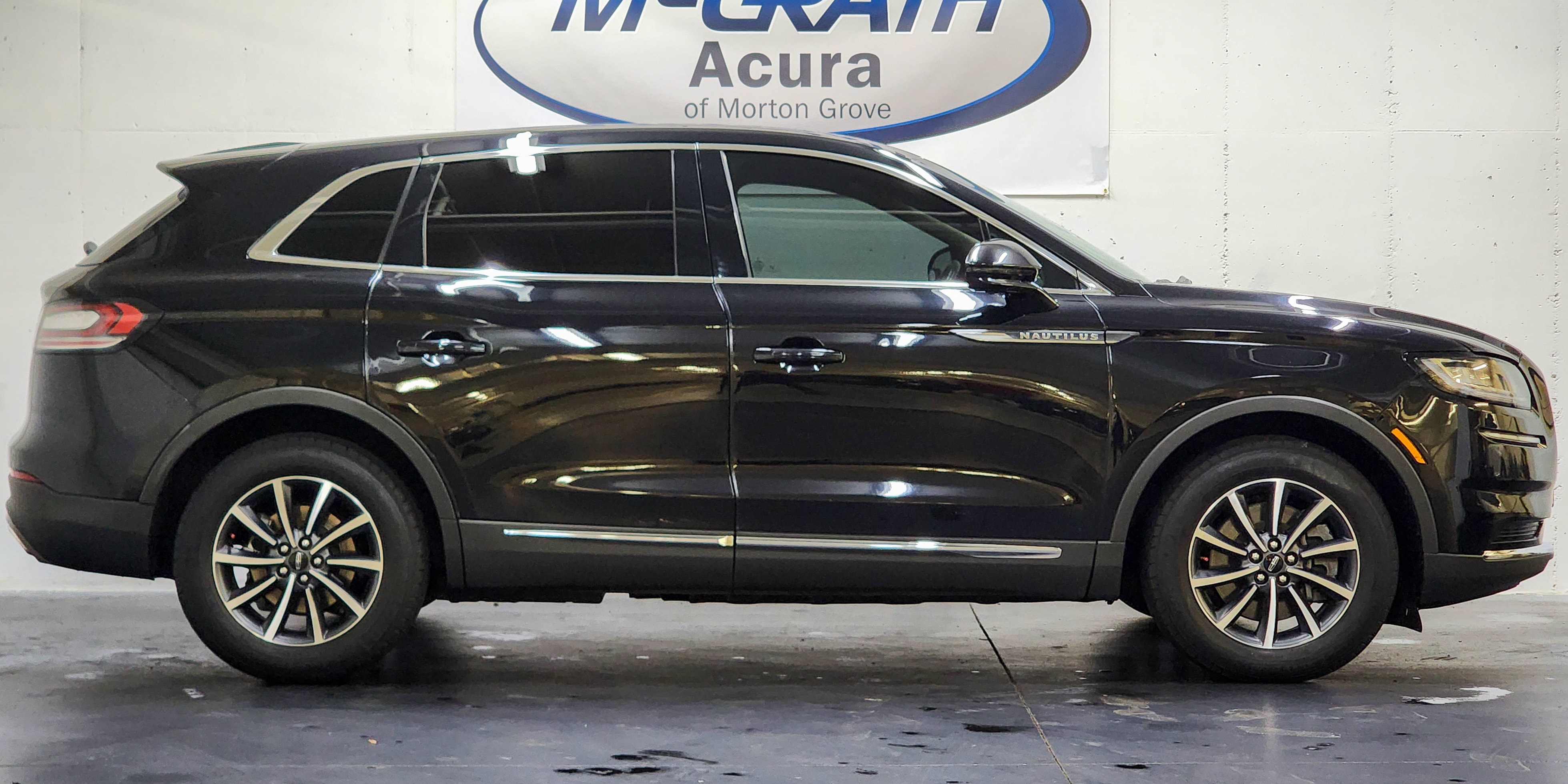 Used 2022 Lincoln Nautilus FWD image 3