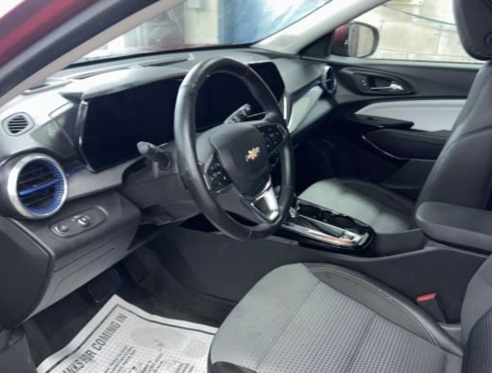 Used 2025 Chevrolet Trax LT w/ LT Convenience Package FWD image 3