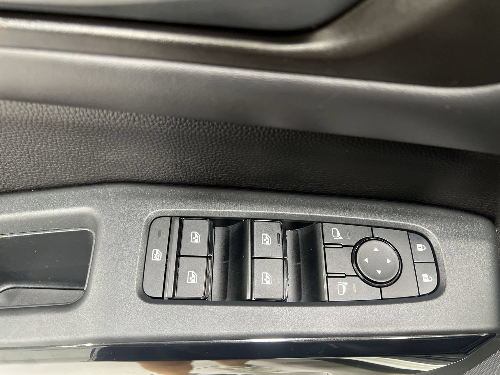 Used 2025 Nissan Pathfinder SV AWD/4WD image 13