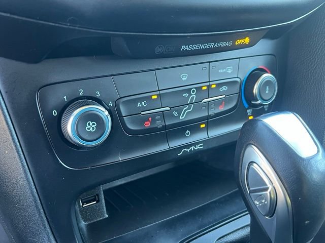 Used 2016 Ford Focus SE w/ SE Cold Weather Package FWD image 27
