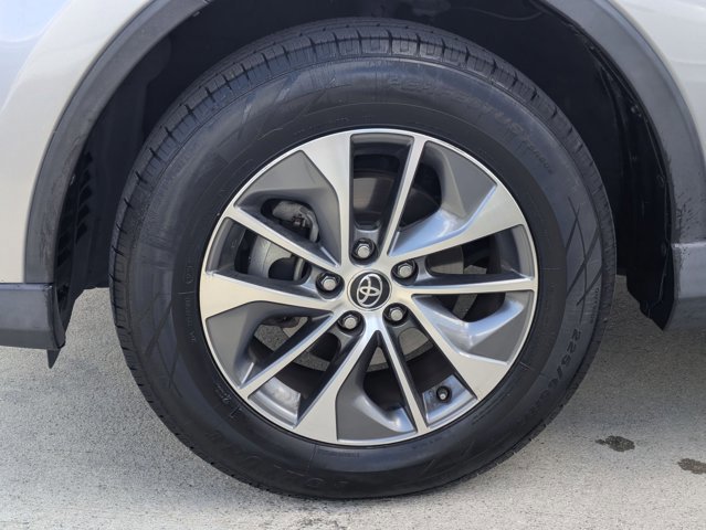 Used 2018 Toyota RAV4 XLE AWD/4WD image 25