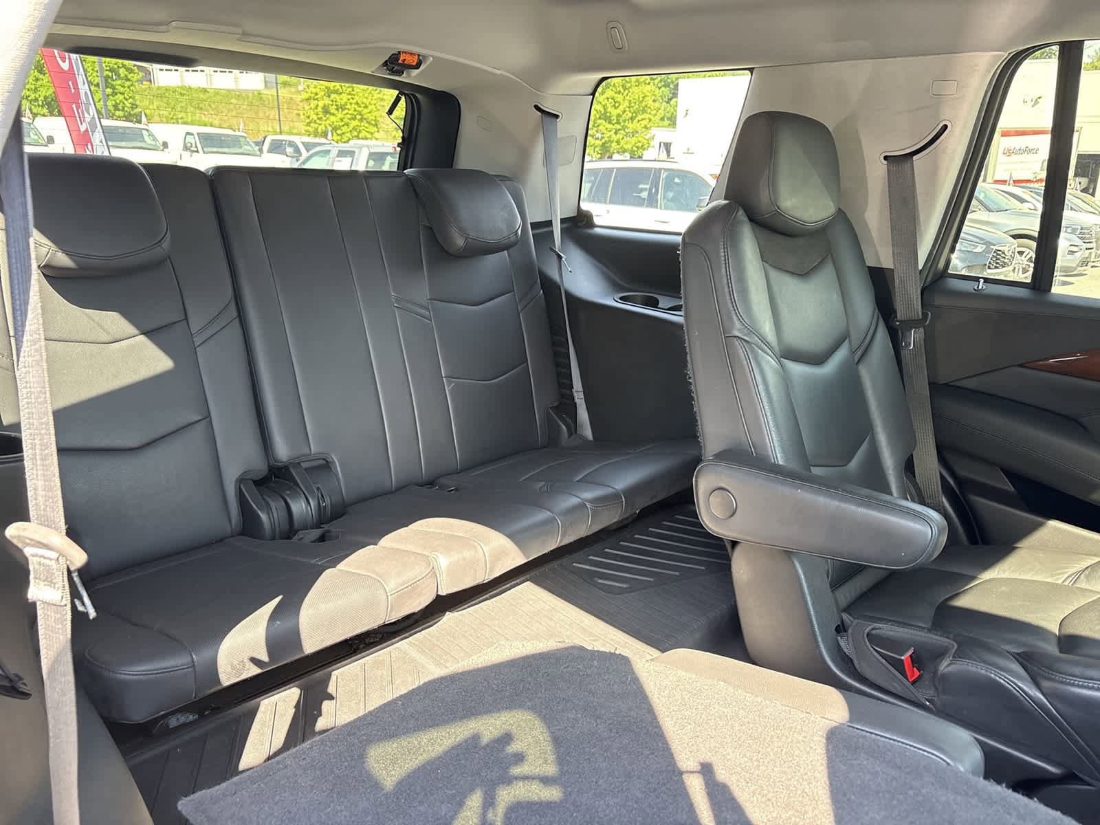 Used 2020 Cadillac Escalade Luxury w/ LPO, Radiant Package AWD/4WD image 28
