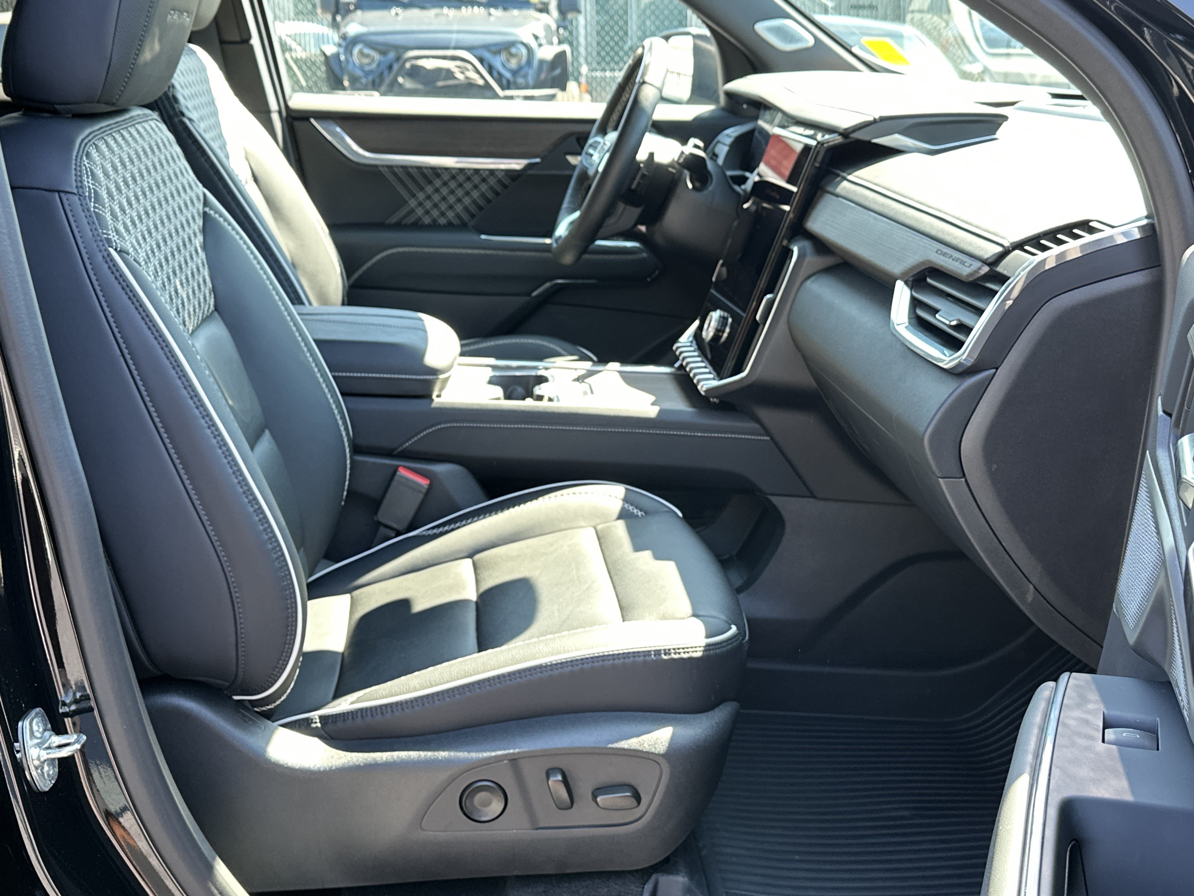 Used 2025 GMC Acadia Denali w/ Super Cruise Package FWD image 12