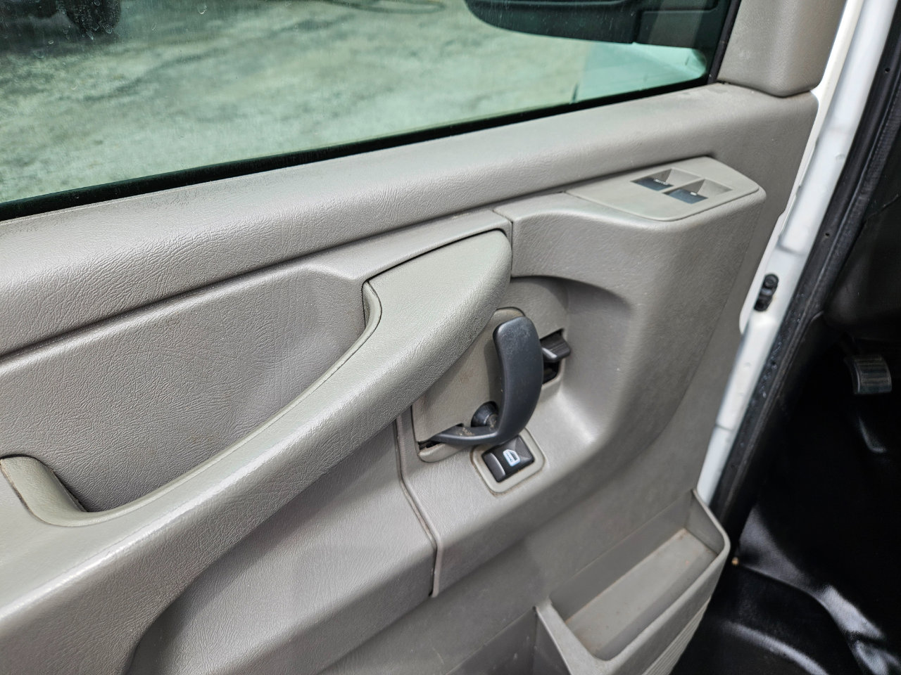 Used 2014 Chevrolet Express 2500 image 11