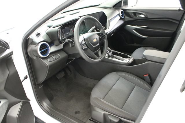 Certified 2025 Chevrolet Trax LS FWD image 23