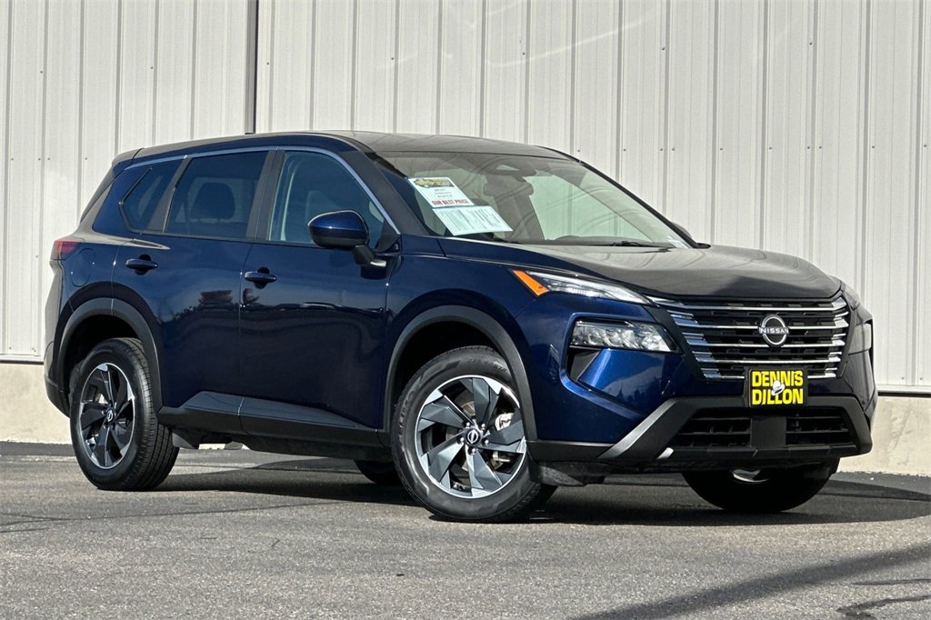 Used 2025 Nissan Rogue SV image 2