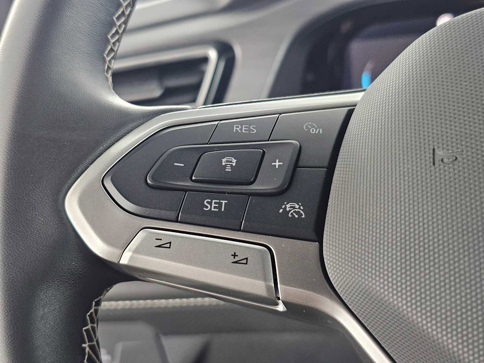 Used 2025 Volkswagen Atlas Cross Sport SE image 28