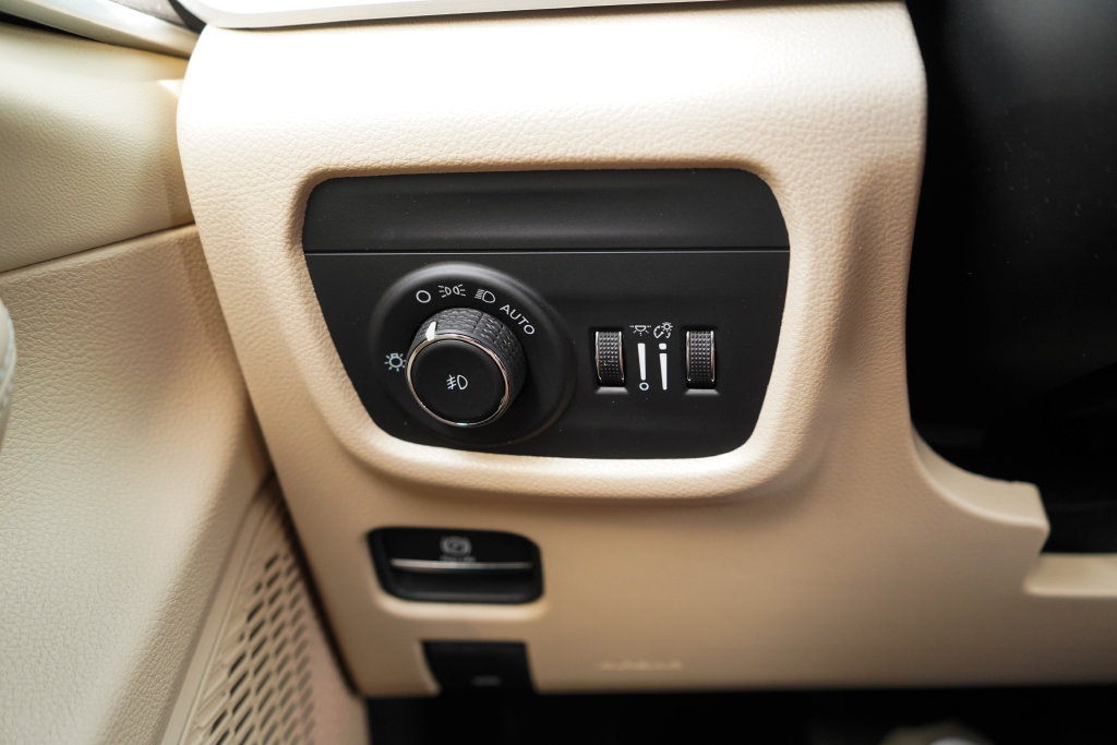 Used 2025 Jeep Grand Cherokee Limited AWD/4WD image 30