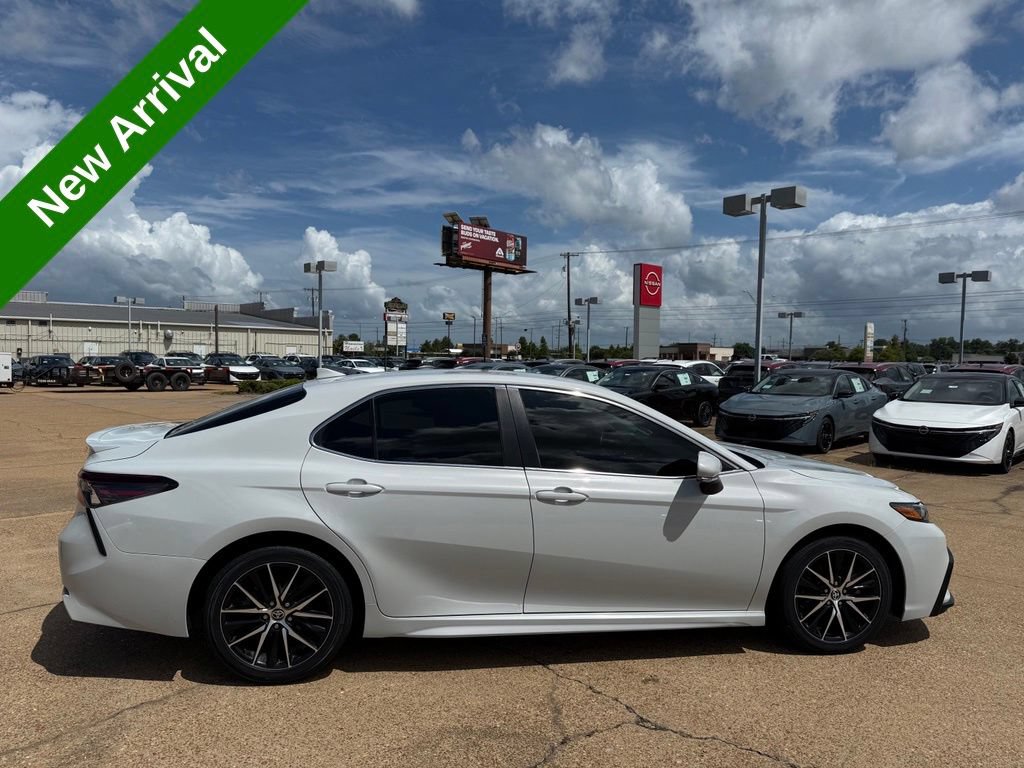 Used 2023 Toyota Camry SE FWD image 6