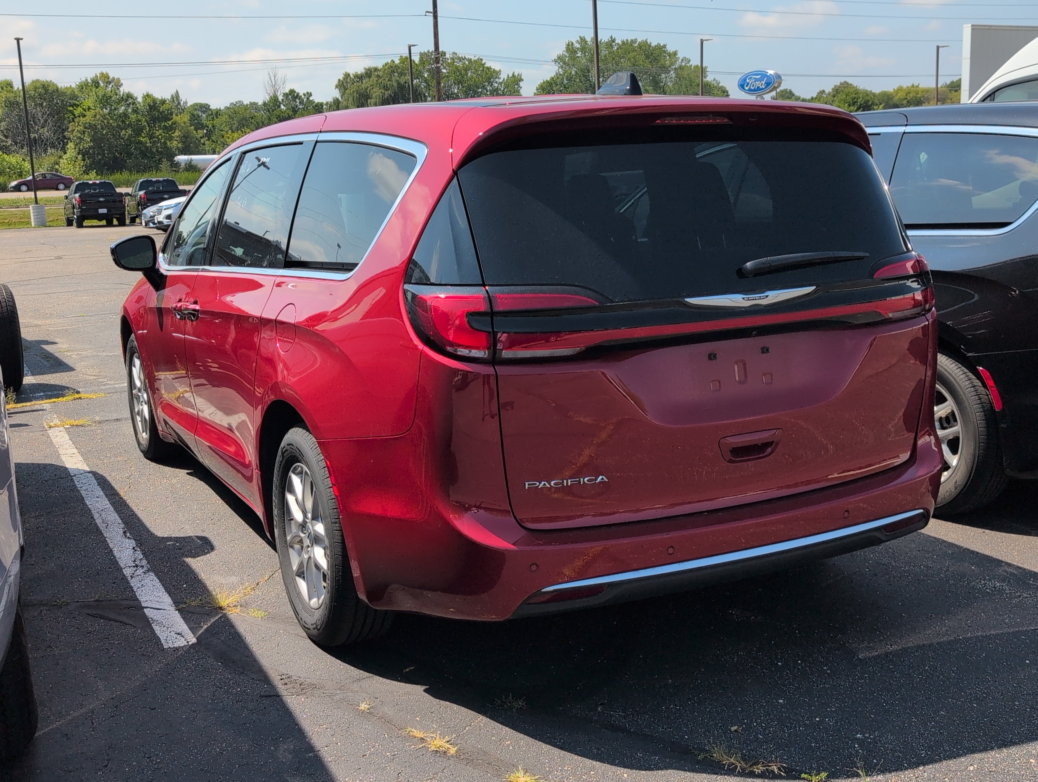 Used 2025 Chrysler Pacifica Select FWD image 3