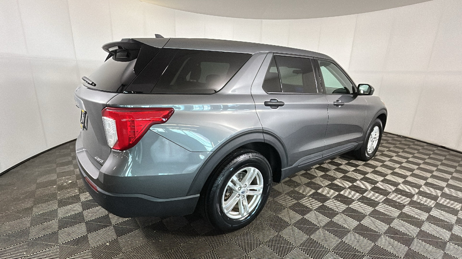 Used 2023 Ford Explorer 4WD image 3
