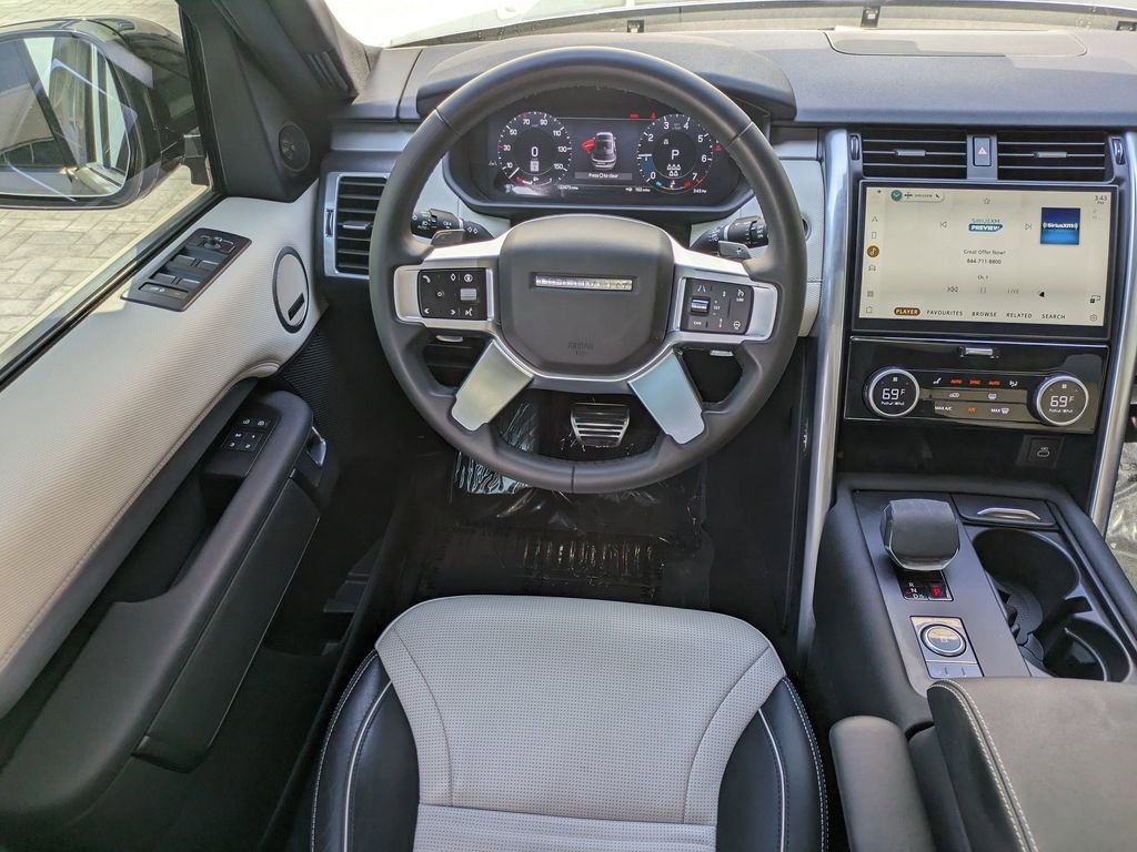 Used 2024 Land Rover Discovery Dynamic SE image 18