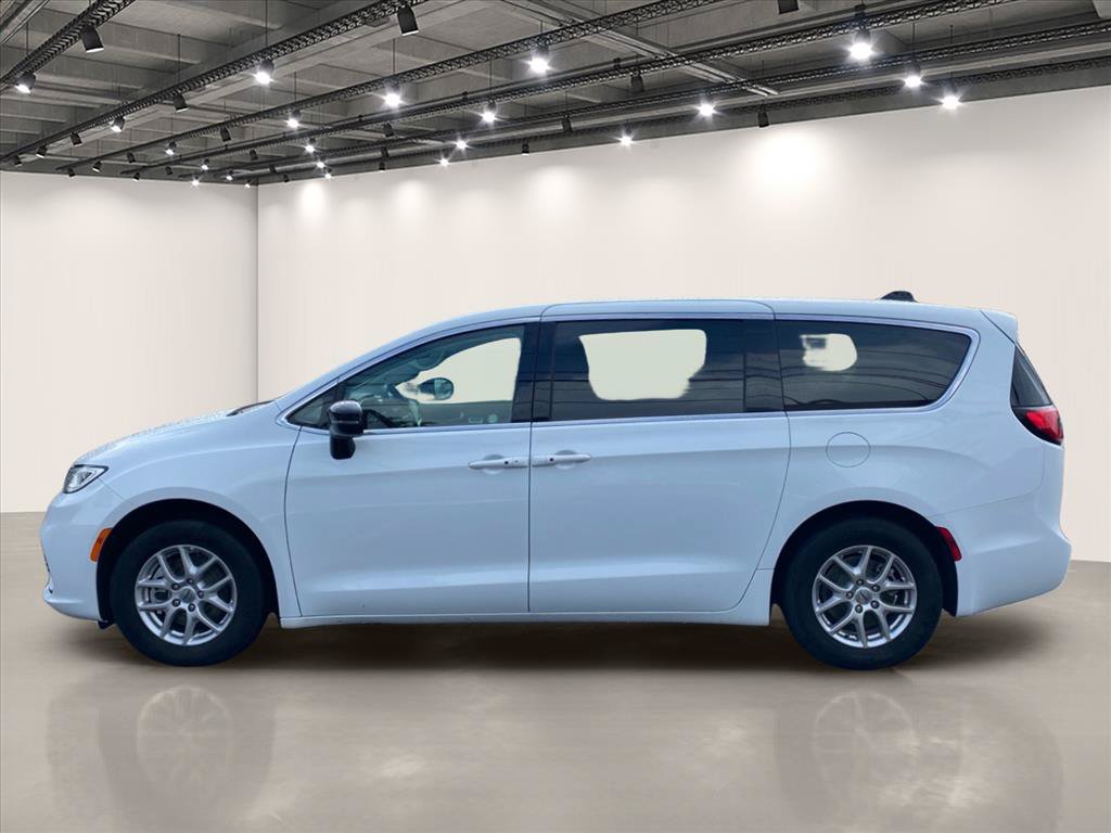 Used 2024 Chrysler Pacifica Touring-L FWD image 4