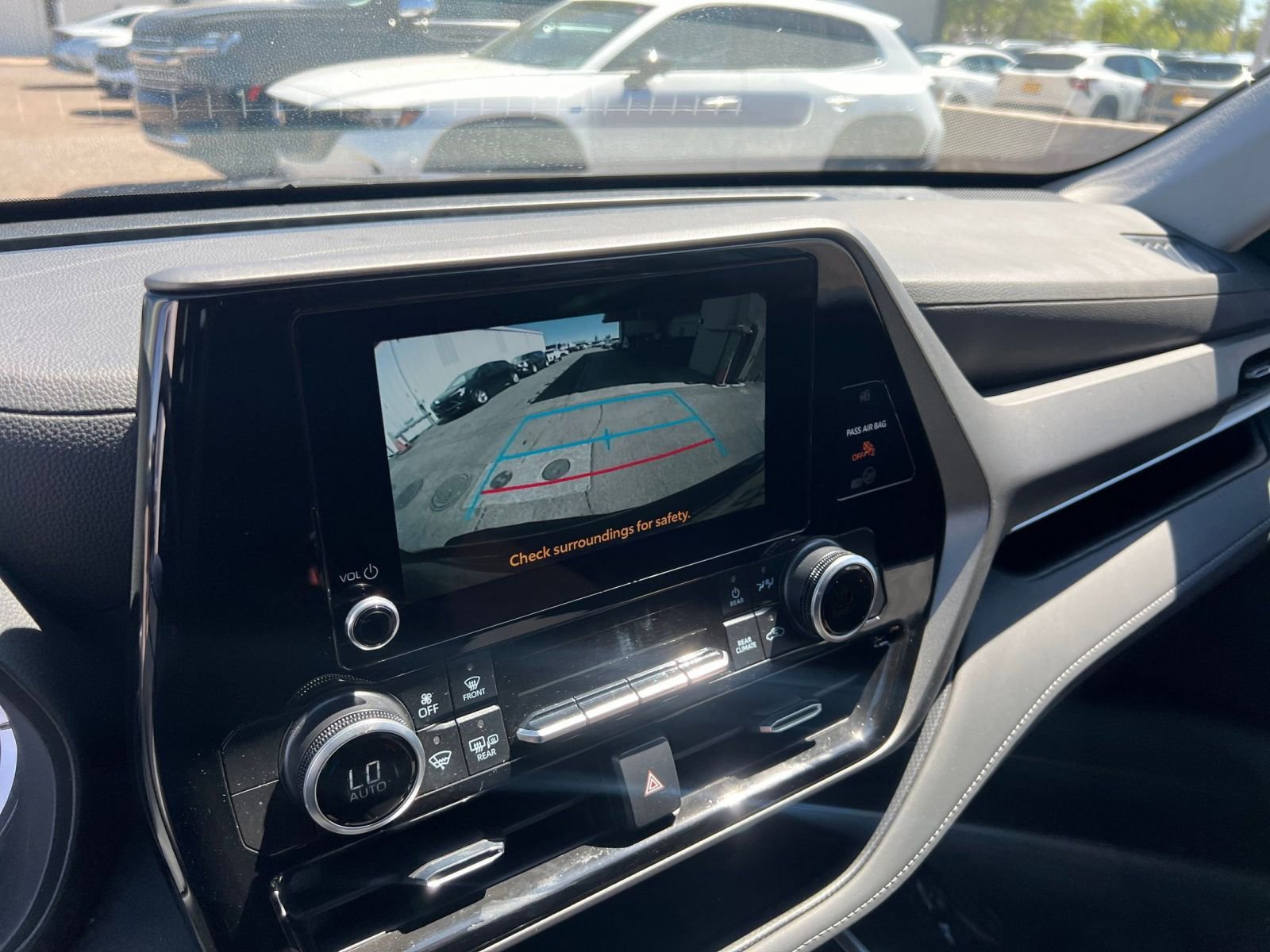 Used 2025 Toyota Highlander LE image 27