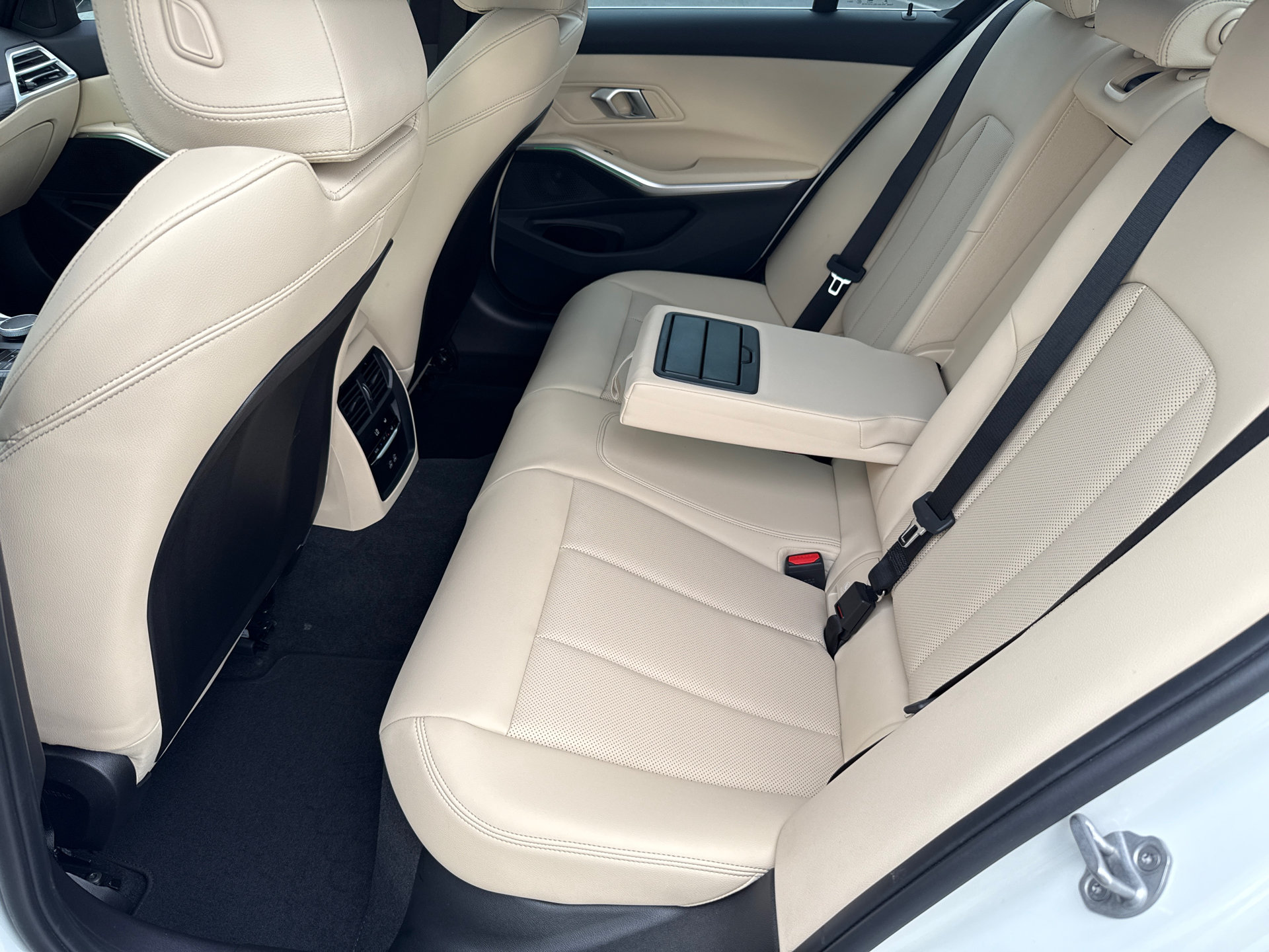 Used 2025 BMW 330i Sedan w/ Convenience Package RWD image 17