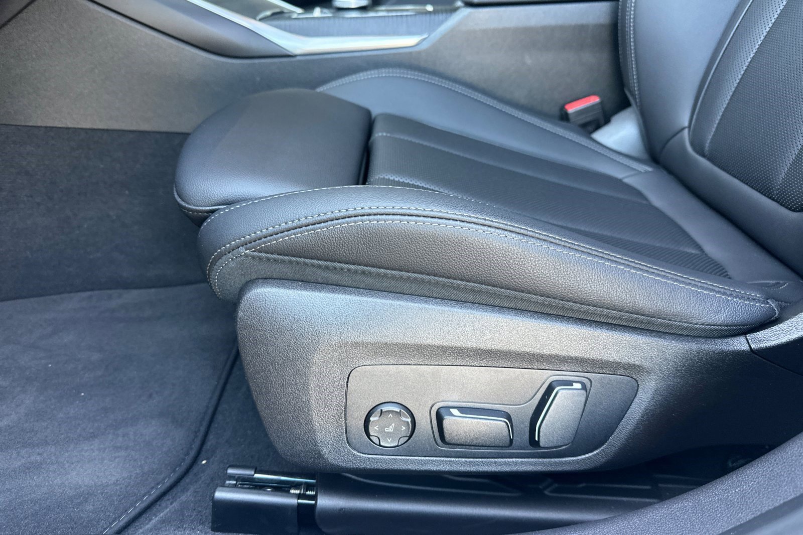 Used 2025 BMW 330i Sedan w/ Convenience Package image 14