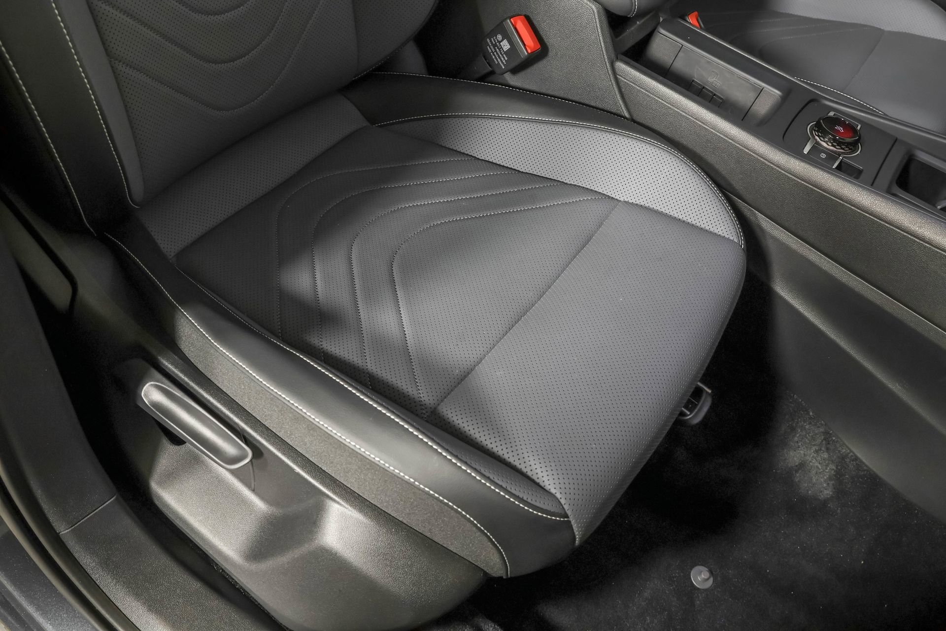 Used 2025 Volkswagen Tiguan SE w/ Panoramic Sunroof Package image 47