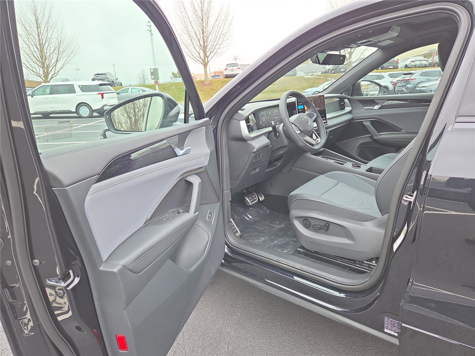 New 2026 Volkswagen Tiguan SE R-Line image 11