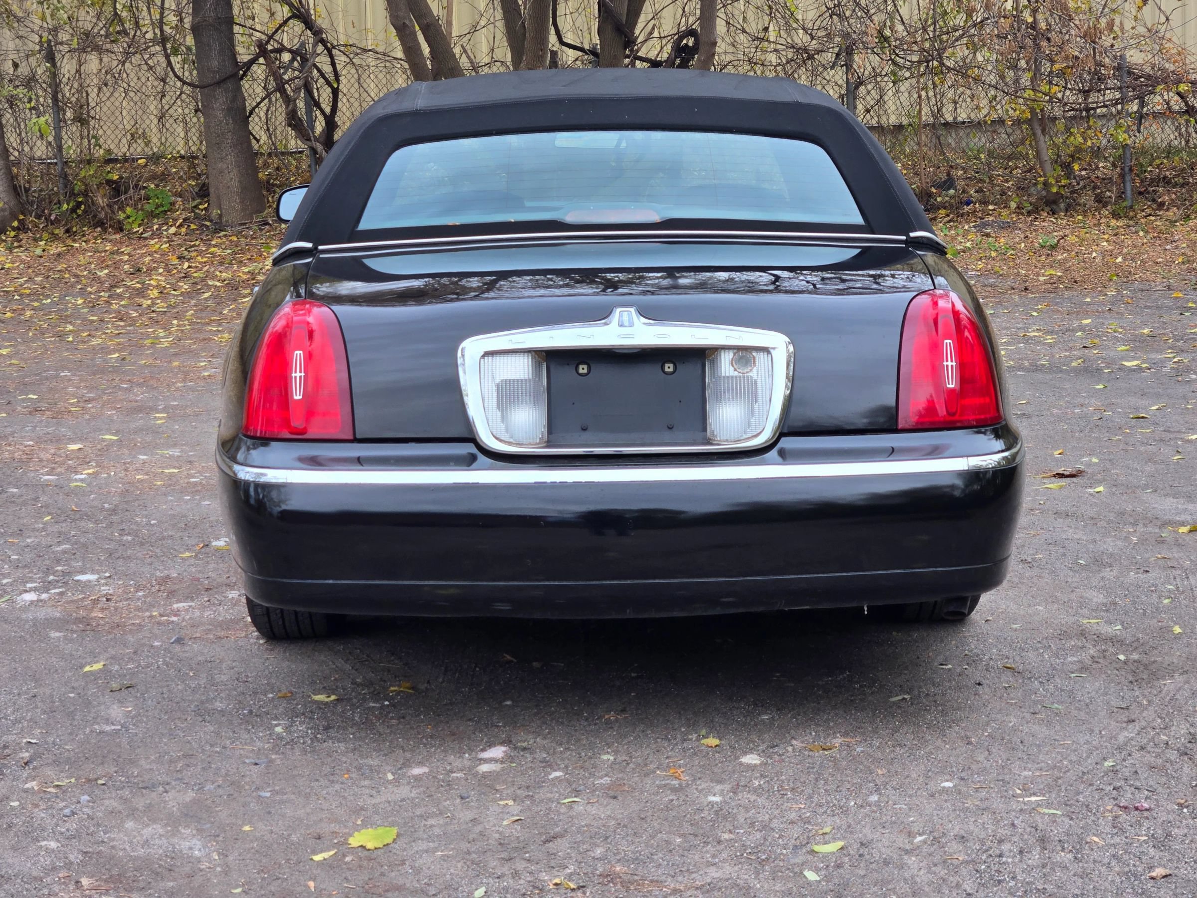 Used 2000 Lincoln Town Car Executive RWD image 5