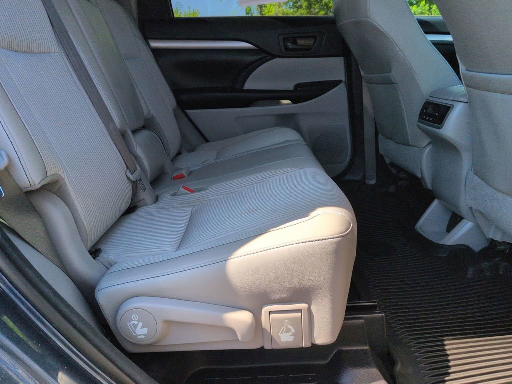 Used 2017 Toyota Highlander Plus AWD/4WD image 23