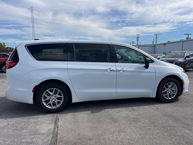 Used 2026 Chrysler Pacifica Select FWD image 15