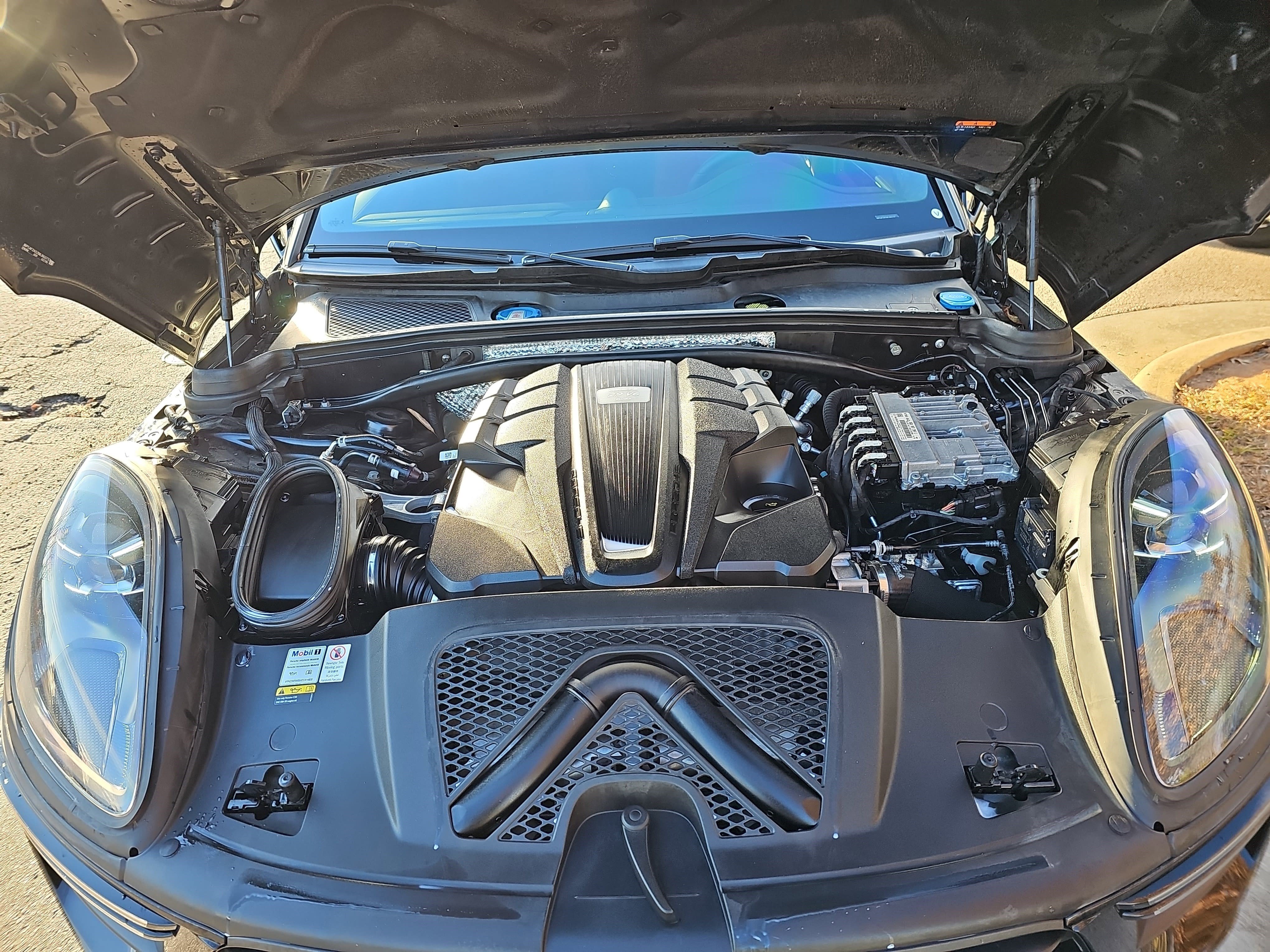 Used 2021 Porsche Macan Turbo image 31